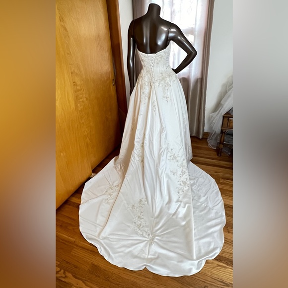 David’s bridal style WG3627 ivory corset back ball gown. - Picture 7 of 9